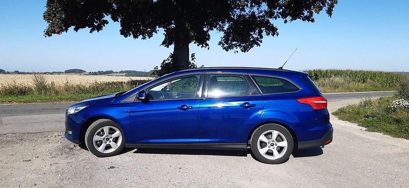 Blau Gebraucht 2015 Ford Focus Trend Kombi | 5.000 € (Guter Preis) - Bild 1/4