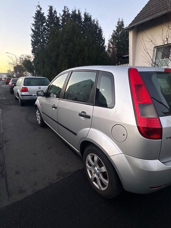 Gebraucht Ford Fiesta 75 PS (55 kW) 2005 Silber Limousine