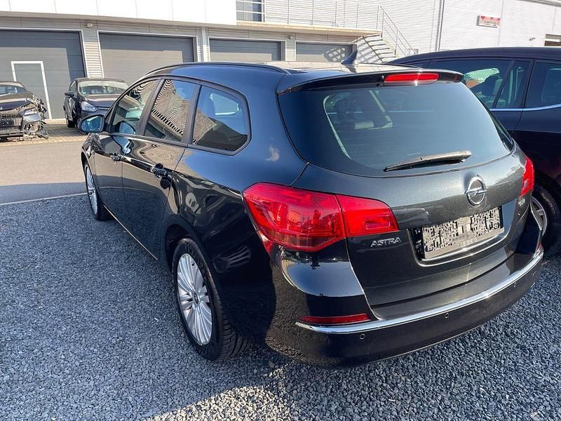 Gebraucht Opel Astra Edition 131 PS (96 kW) 2014 Schwarz Kombi
