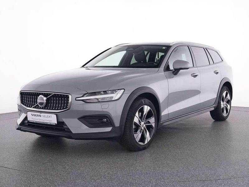 Gebraucht Volvo V60 CC Plus 197 PS (144 kW) 2023 Vapour grey / metallic Kombi