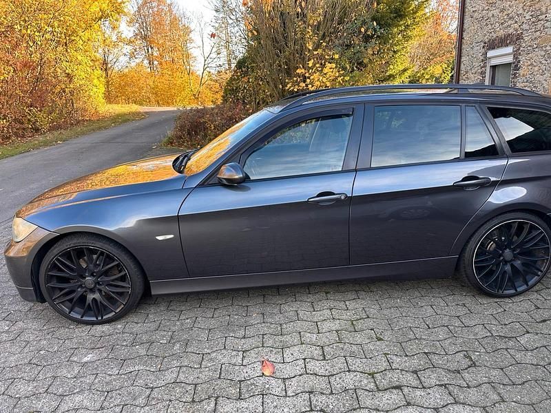 Gebraucht BMW 320 163 PS (119 kW) 2006 Grau Kombi