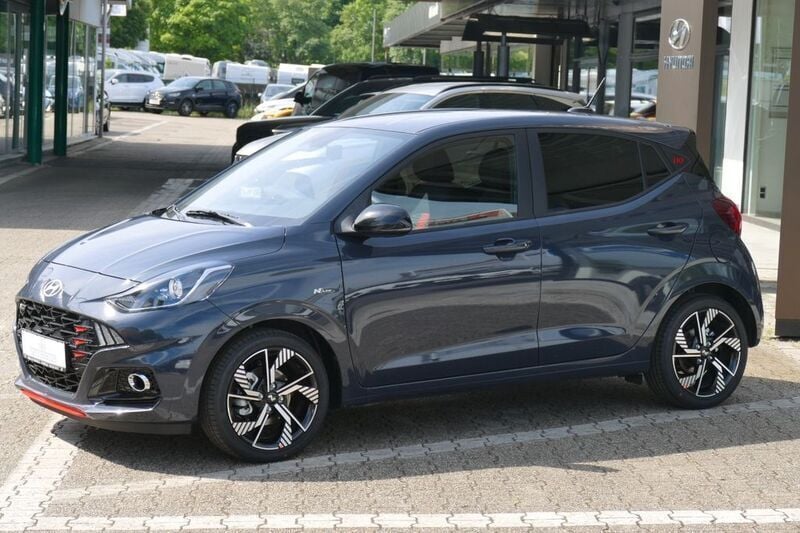 Aurora grey / met Neu 2025 Hyundai i10 N Line Kleinwagen | 23.990 € (Teuer) - Bild 1/4