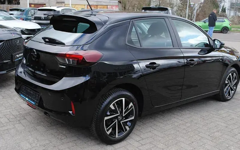 Neu Opel Corsa Edition 101 PS (74 kW) 2026 Lackierung schwarz perla nera/typ aussenverkleidung metalliclackierung Kleinwagen