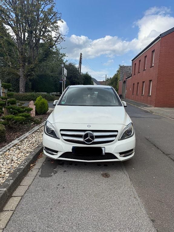 Weiß Gebraucht 2012 Mercedes B200 Van / Kleinbus | 10.900 € (Fairer Preis) - Bild 1/4