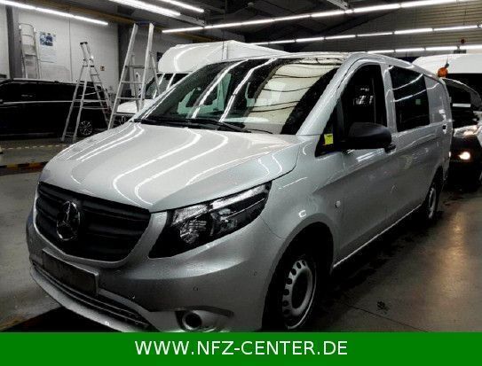 Silber Gebraucht 2021 Mercedes Vito Van / Kleinbus | 27.501 € (Teuer) - Bild 1/4
