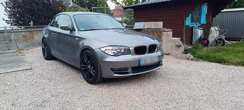 Grau Gebraucht 2010 BMW 120 Coupé Coupé | 6.900 € (Etwas zu teuer) - Bild 1/4
