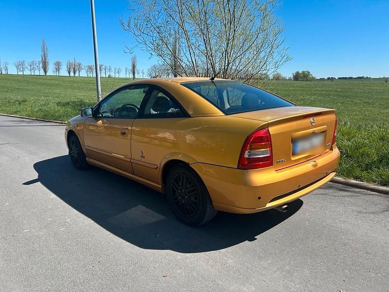 Second-hand Opel Astra 115 CP (84 kW) 2000 Auriu Coupe
