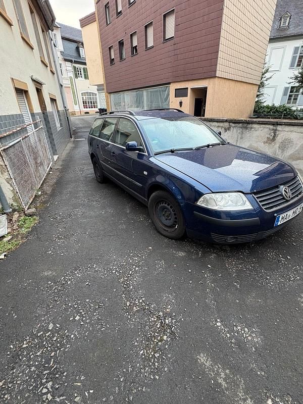 Blau Gebraucht 2002 VW Passat Kombi | 1.600 € (Fairer Preis) - Bild 1/4