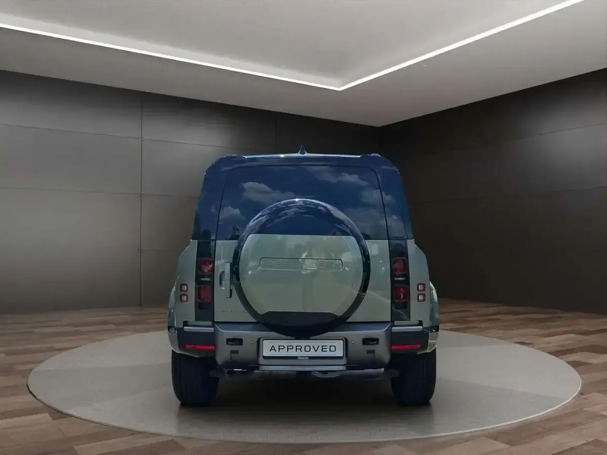 Gebraucht Land Rover Defender SE Dynamic 300 PS (220 kW) 2025 Pangea green SUV