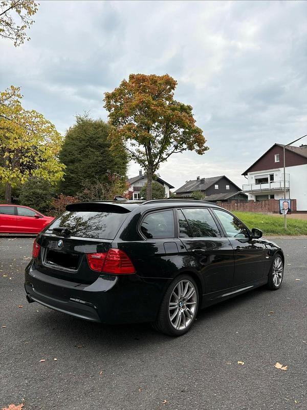 Schwarz Gebraucht 2011 BMW 330 M Sport Kombi | 8.300 € (Guter Preis) - Bild 1/4