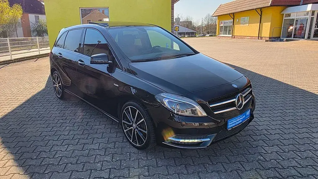 Gebraucht Mercedes B180 122 PS (89 kW) 2012 Schwarz Van / Kleinbus