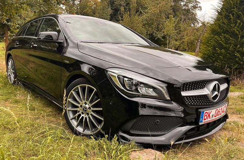 Schwarz Gebraucht 2018 Mercedes CLA200 Shooting Brake AMG Kombi | 21.799 € (Fairer Preis) - Bild 1/4