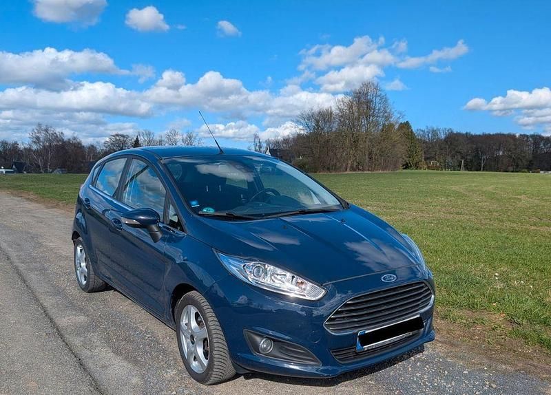 Gebraucht Ford Fiesta Titanium 95 PS (69 kW) 2013 Blau Kleinwagen