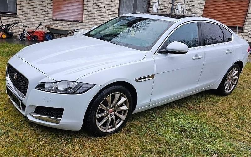 Weiß Gebraucht 2017 Jaguar XF Limousine | 7.990 € - Bild 1/4