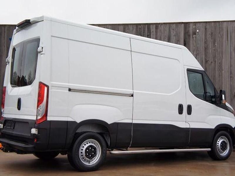 Second-hand Iveco 35.12 116 CP (85 kW) 2018 Alb Van