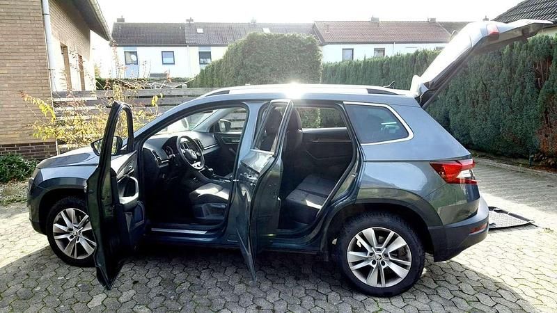 Grau Gebraucht 2020 Skoda Karoq Style SUV | 20.898 € (Fairer Preis) - Bild 1/4