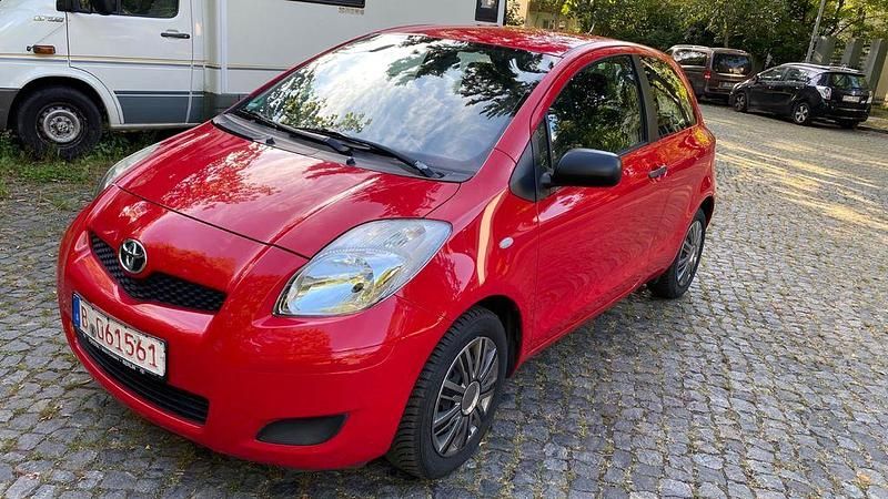 Rot Gebraucht 2009 Toyota Yaris Life Limousine | 3.850 € (Fairer Preis) - Bild 1/4
