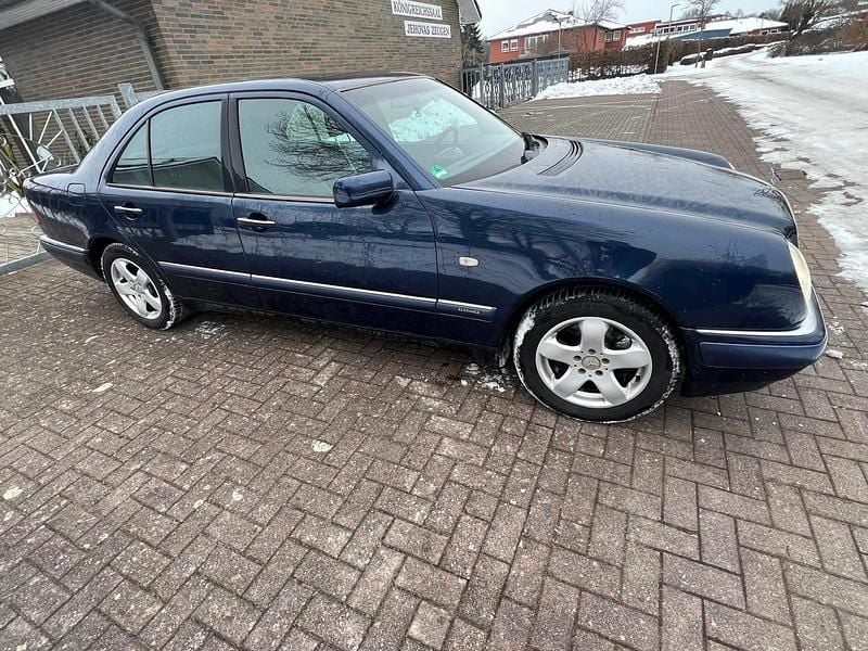 Gebraucht Mercedes E320 210 PS (154 kW) 1998 Blau Limousine