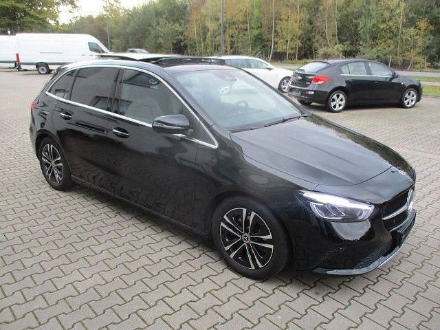 Gebraucht Mercedes B180 136 PS (100 kW) 2024 Schwarz Van / Kleinbus