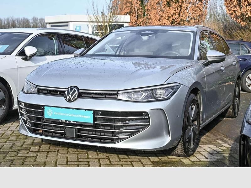 Oyster silver metallic Gebraucht 2024 VW Passat Elegance Kombi | 40.980 € (Fairer Preis) - Bild 1/4