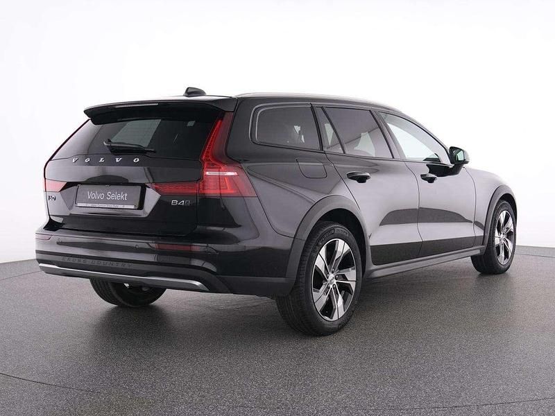 Gebraucht Volvo V60 CC Plus 197 PS (144 kW) 2023 Onyx black / metallic Kombi