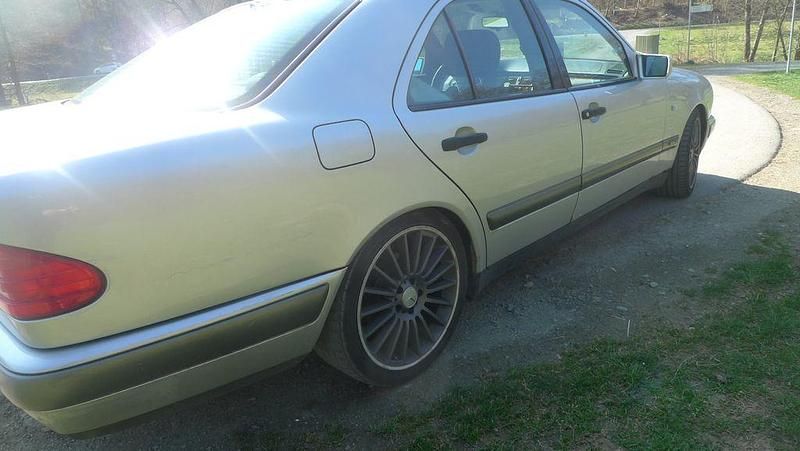 Gebraucht Mercedes E230 Classic 150 PS (110 kW) 1996 Silber Limousine