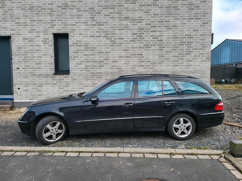 Gebraucht Mercedes E240 Avantgarde 177 PS (130 kW) 2005 Schwarz Kombi
