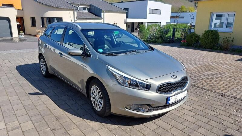 Silber Gebraucht 2013 Kia Ceed Sportswagon 2 Kombi | 7.500 € (Etwas zu teuer) - Bild 1/4