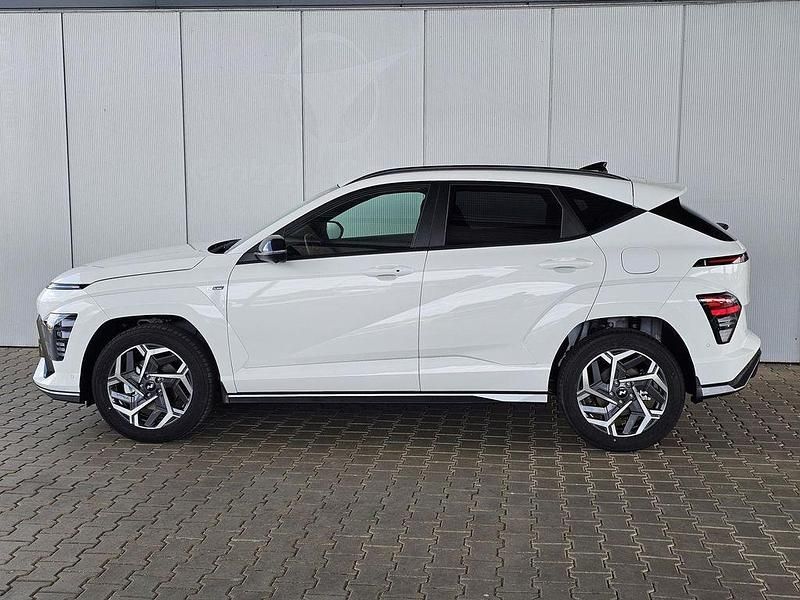 Atlas white Gebraucht 2024 Hyundai Kona N Line SUV | 31.550 € (Superpreis) - Bild 1/4