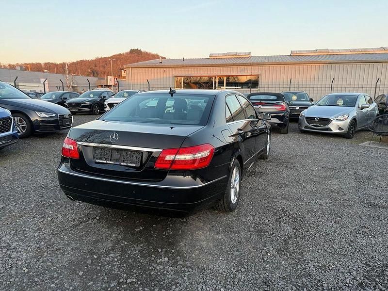 Gebraucht Mercedes E250 204 PS (150 kW) 2011 Schwarz Limousine
