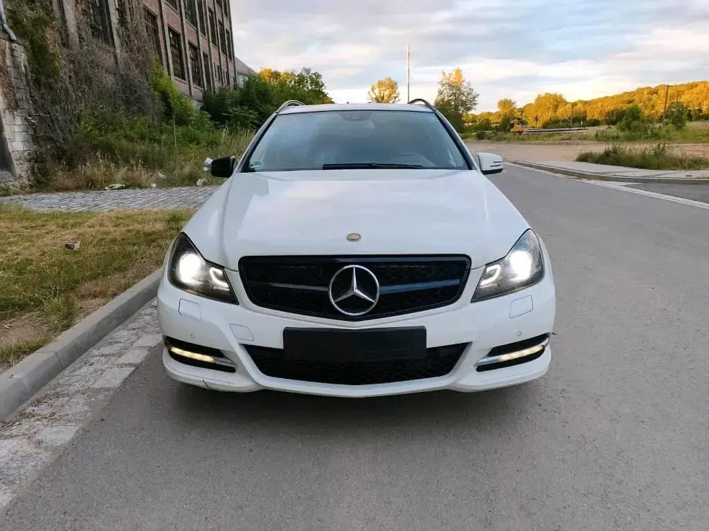 Gebraucht Mercedes 220 170 PS (125 kW) 2011 Weiß Kombi