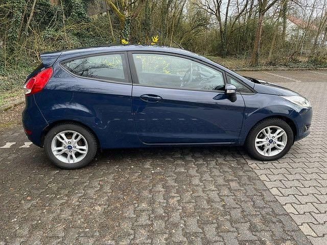 Gebraucht Ford Fiesta Celebration 101 PS (74 kW) 2016 Blau Kleinwagen