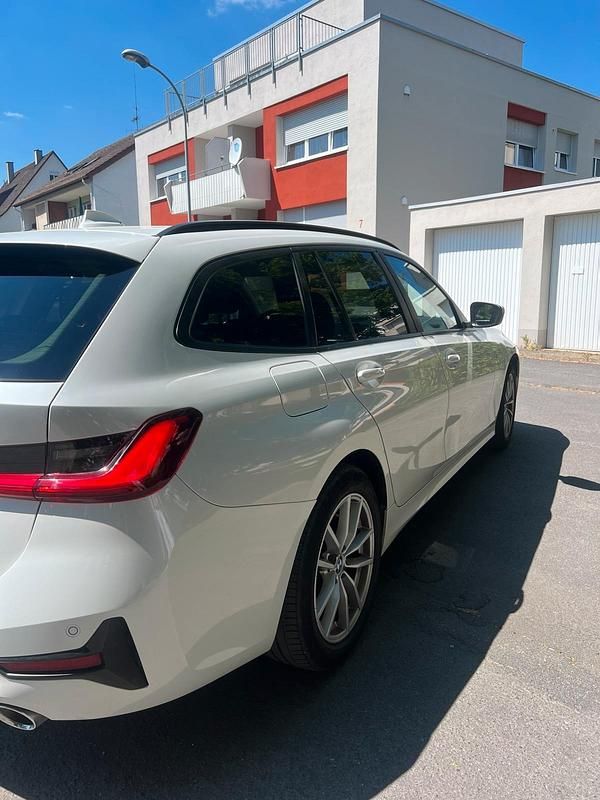 Weiß Gebraucht 2020 BMW 320 Kombi | 18.999 € (Guter Preis) - Bild 1/4