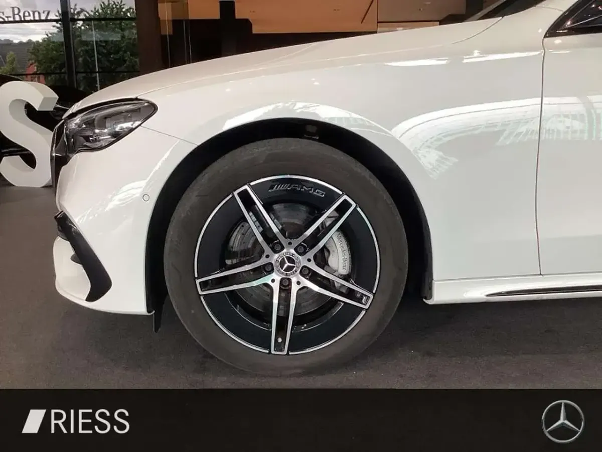 Gebraucht Mercedes E300 AMG 197 PS (144 kW) 2024 Unilack polarweiß Limousine
