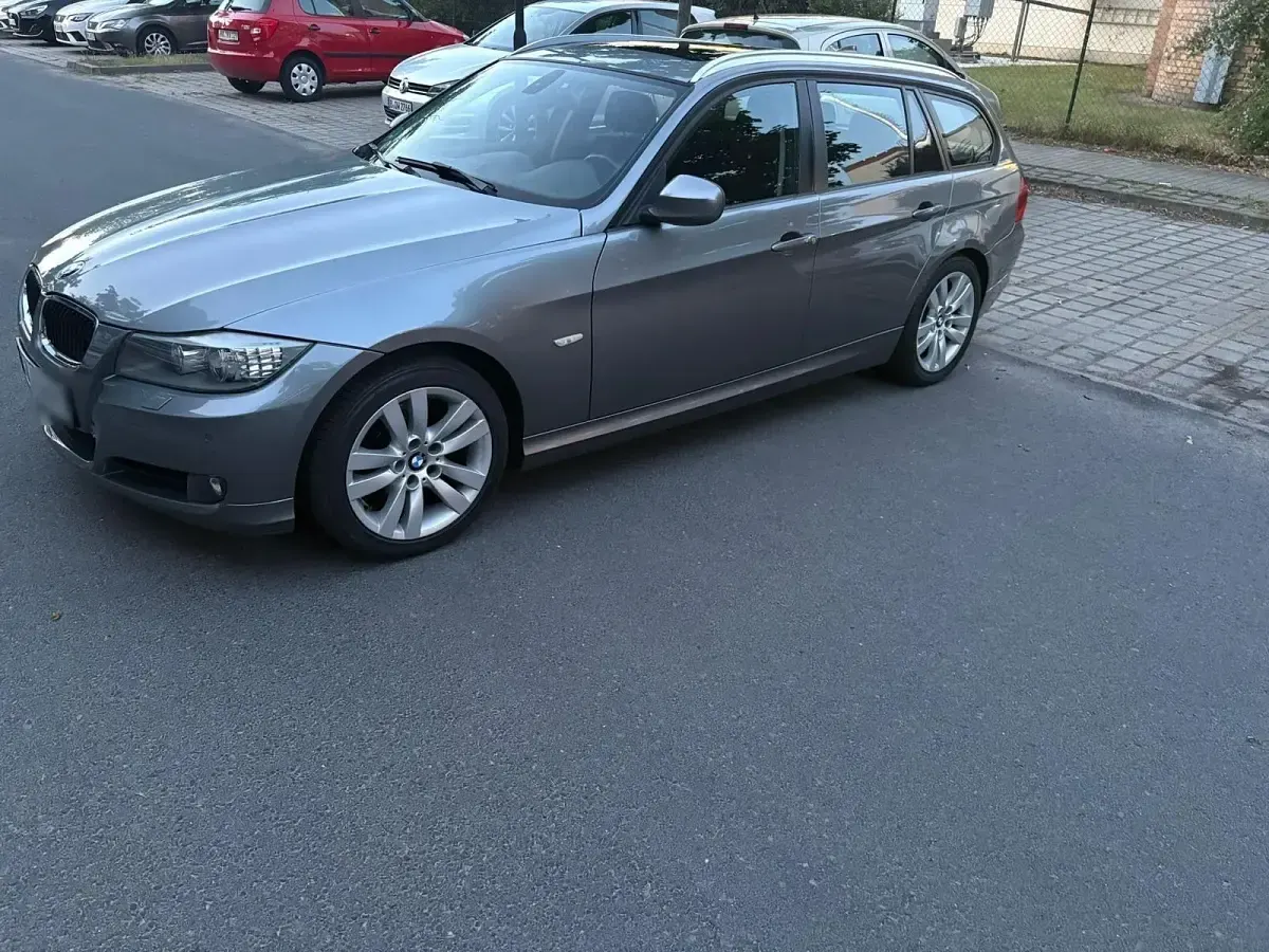 Gebraucht BMW 318 143 PS (105 kW) 2011 Grau Kombi