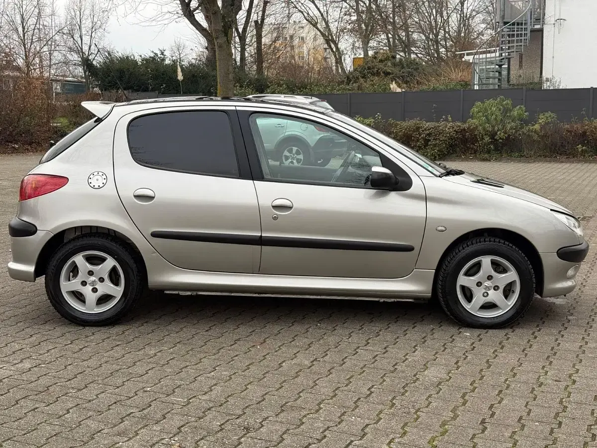 Gebraucht Peugeot 206 Platinum 109 PS (80 kW) 2004 Silber Limousine