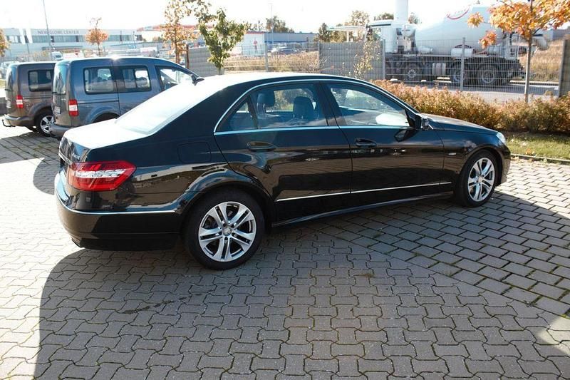 Schwarz Gebraucht 2011 Mercedes E350 Limousine | 13.500 € (Fairer Preis) - Bild 1/4