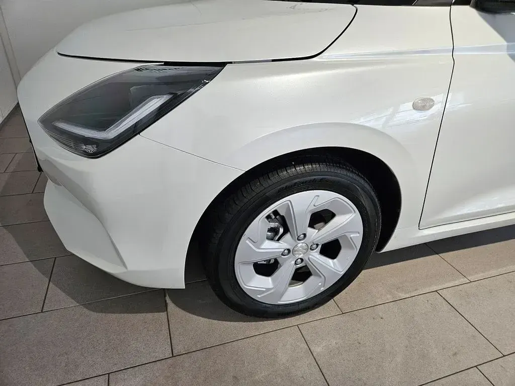 Gebraucht Suzuki Swift Comfort 83 PS (61 kW) 2025 Pure white pearl/mineral gray Kleinwagen