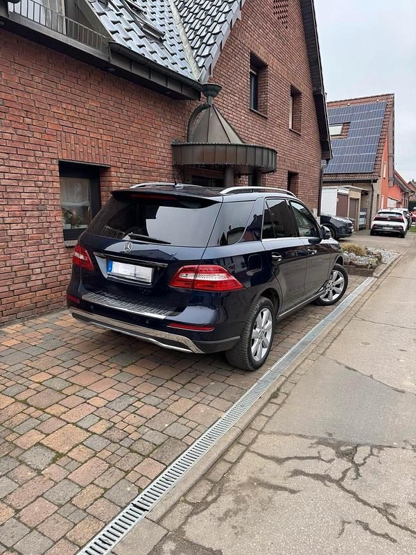 Gebraucht Mercedes ML350 258 PS (189 kW) 2014 Blau SUV