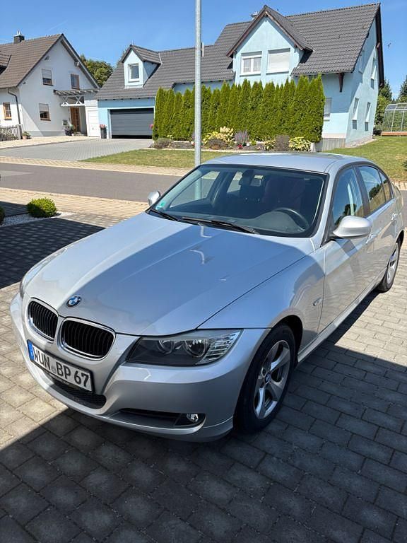 Silber Gebraucht 2010 BMW 318 Limousine | 4.300 € (Superpreis) - Bild 1/4