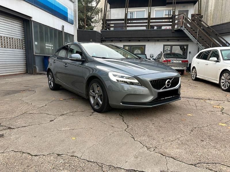 Gebraucht Volvo V40 Momentum 152 PS (111 kW) 2018 Grau Limousine