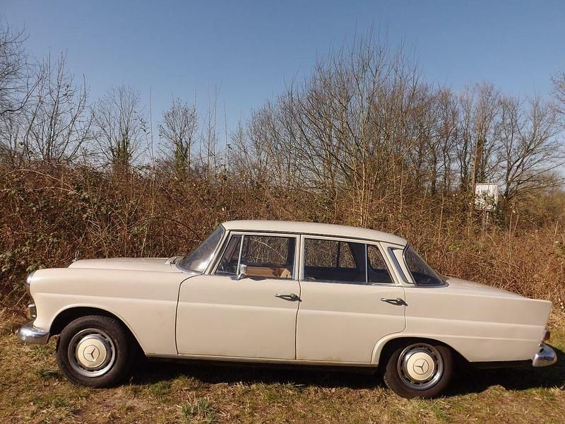 Gebraucht Mercedes 200 54 PS (39 kW) 1967 Weiß Limousine