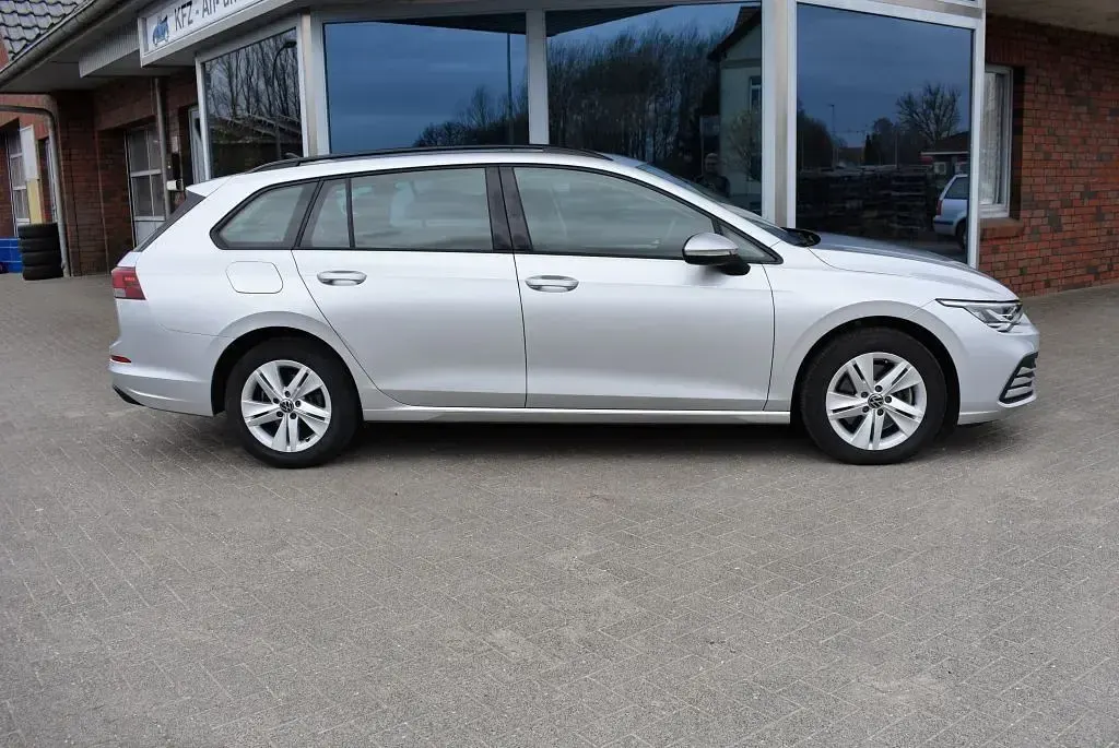 Gebraucht VW Golf VIII Life 150 PS (110 kW) 2022 Reflex silver metallic Kombi