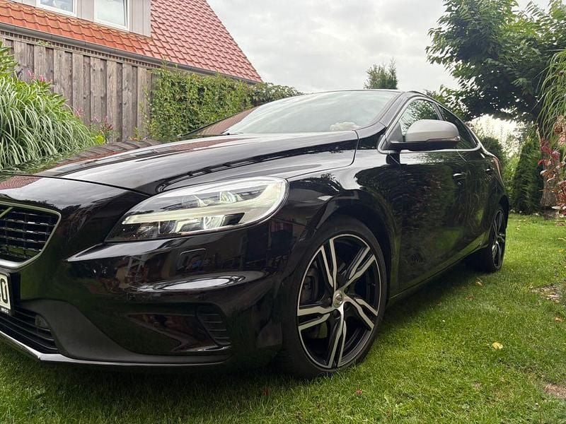 Schwarz Gebraucht 2019 Volvo V40 R-Design Kombi | 20.490 € (Fairer Preis) - Bild 1/4