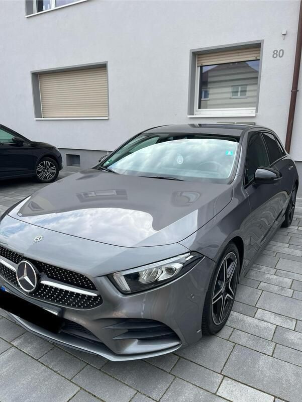 Silber Gebraucht 2018 Mercedes A200 AMG line Limousine | 26.500 € (Teuer) - Bild 1/4