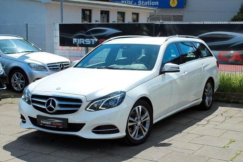Weiß Gebraucht 2015 Mercedes E220 Avantgarde Limousine | 16.900 € (Fairer Preis) - Bild 1/4