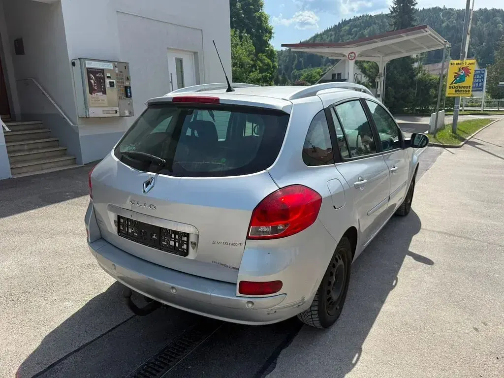 Gebraucht Renault Clio II 101 PS (74 kW) 2010 Silber Limousine