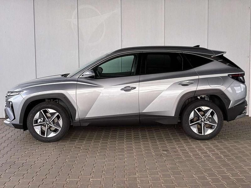 Shimmering silver meta... Neu 2025 Hyundai Tucson Comfort SUV | 34.850 € (Fairer Preis) - Bild 1/4
