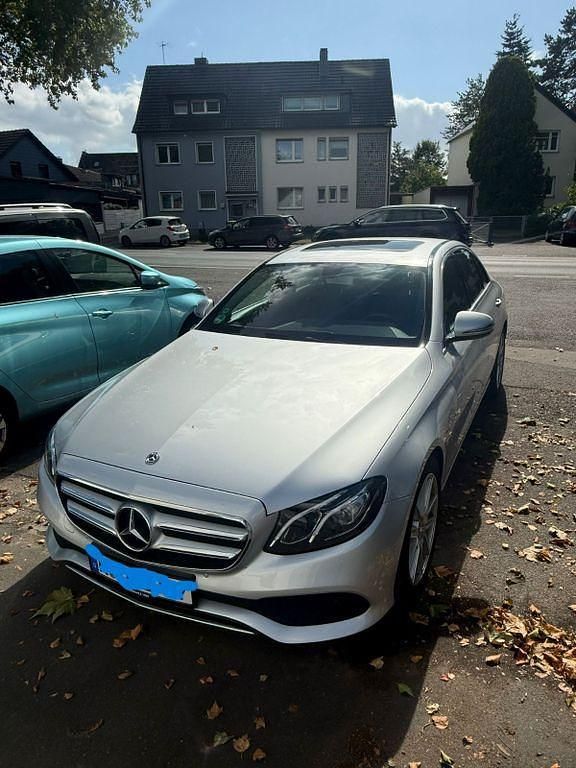 Silber Gebraucht 2018 Mercedes E220 Limousine | 28.000 € (Guter Preis) - Bild 1/4