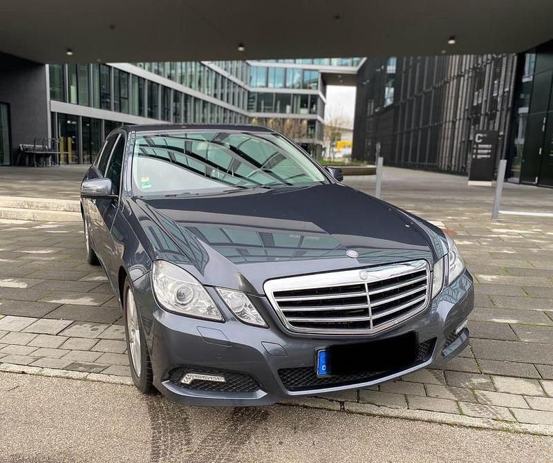 Grau Gebraucht 2009 Mercedes E350 Avantgarde Limousine | 14.800 € (Etwas zu teuer) - Bild 1/4